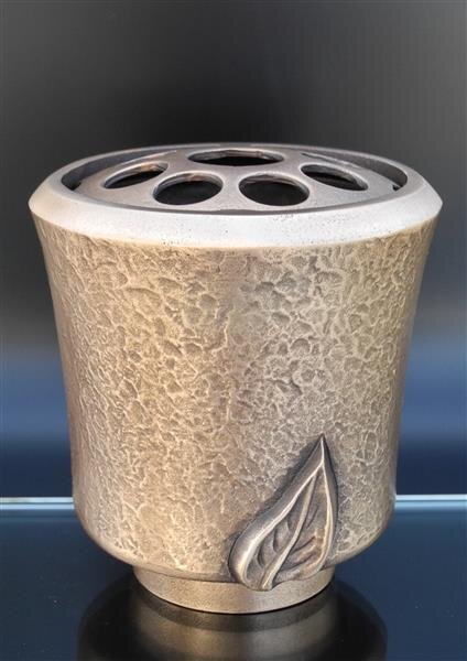 Blumentopf aus Bronze