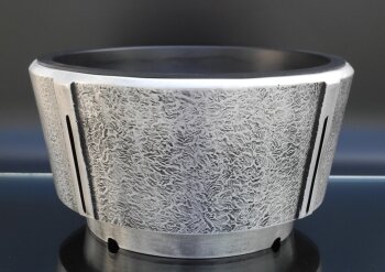 Moderne Grabschale aus Aluminium