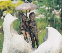 Bronzepaar mit Schirm