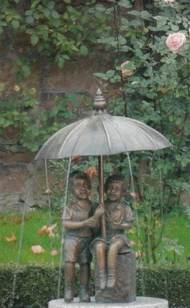 Paar mit Schirm auf Bronzesockel klein