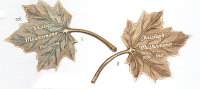 Kleines Ahornblatt mit Name und Jahreszahl nach rechts
