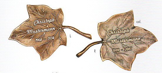 Kleines Efeublatt mit Name und Jahreszahl