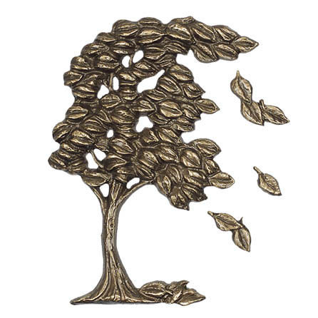Baum im Wind mit losen Blättern