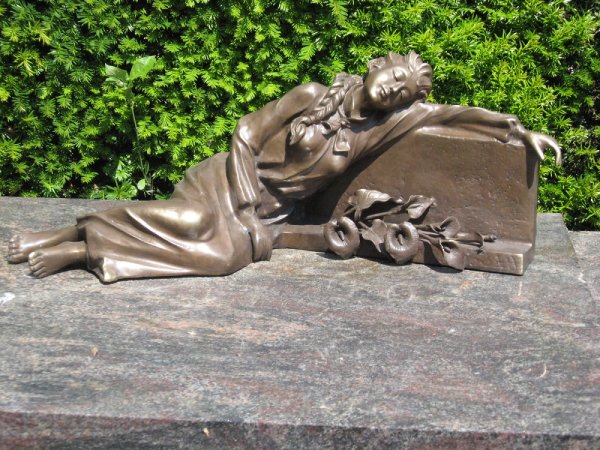 Mädchen aus Bronze