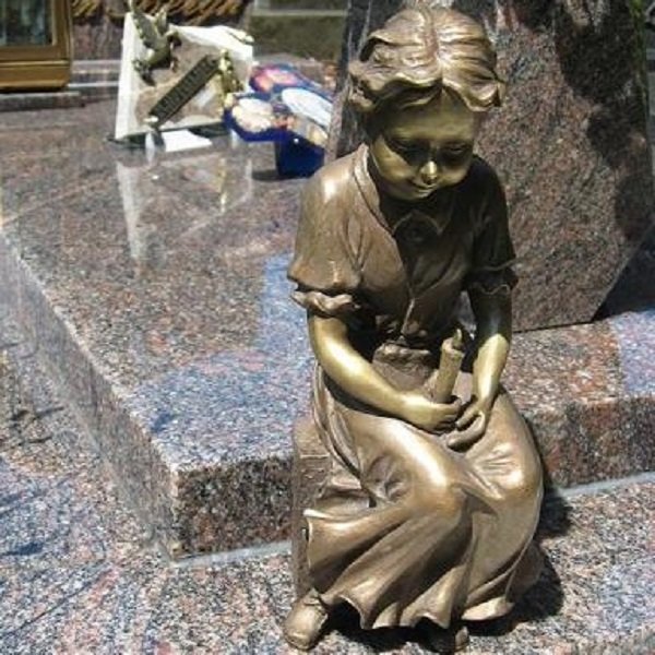 Mädchen sitzend mit Kerze