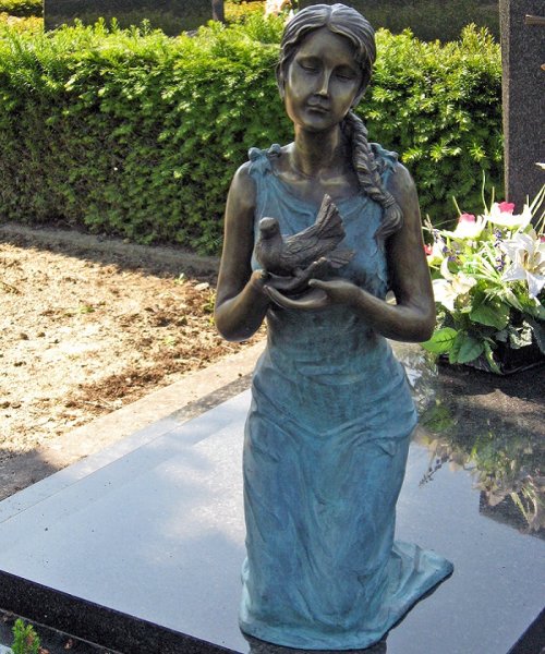 Mädchen kniend mit Taube