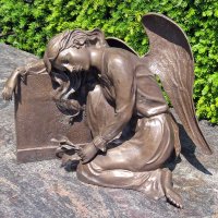 Engel kniend aus Bronze