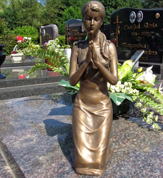 Mädchen mit betenden Hände aus Bronze