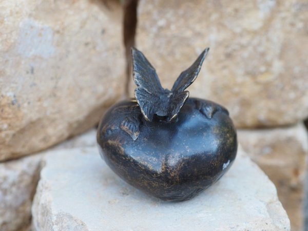Bronzeherz mit Schmetterling