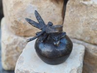 Libelle auf Bronzestein