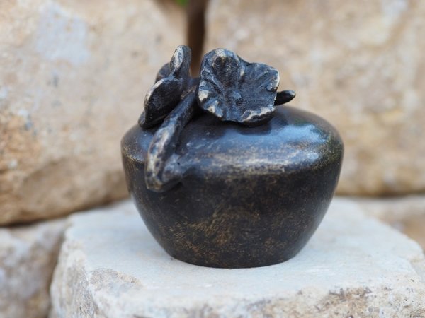 Blüten auf Bronzestein