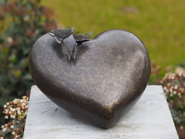 Herz aus Bronze mit Schmetterlingen