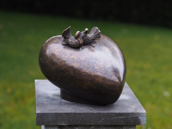 Bronzeherz mit 2 Täubchen
