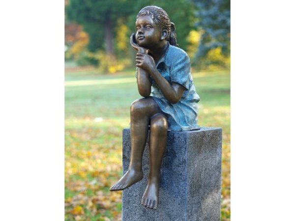 Bronzemädchen beim Nachdenken