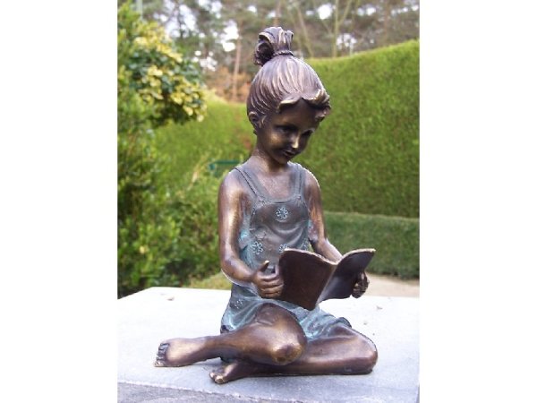 Bronzefigur Mädchen mit Buch