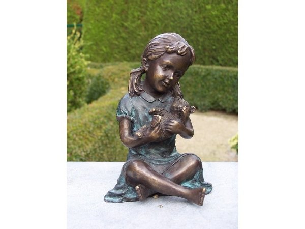 Bronzefigur Mädchen mit Kuscheltier