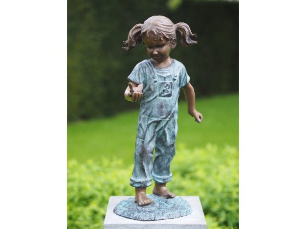 Bronzeskulptur lachendes Mädchen mit Vogel