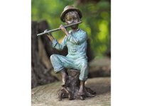 Skulptur aus Bronze sitzender Junge auf einem Baumstamm...