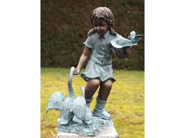 Mädchen mit Schwänen aus Bronze