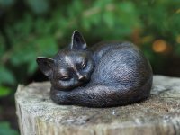 schlafende Katzenfigur aus Bronze
