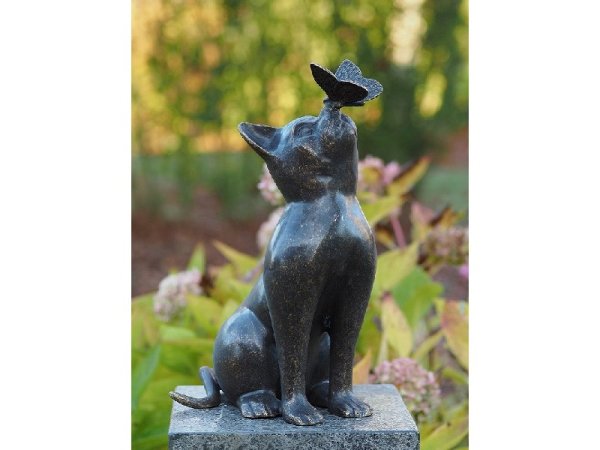 Katzenfigur mit Schmetterling aus Bronze