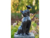 Katzenfigur mit Schmetterling aus Bronze