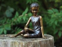 Figur lesendes Mädchen im sitzen aus Bronze