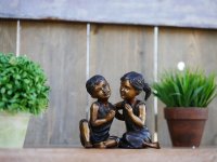 Bronzefigur zwei Kinder beim Spielen