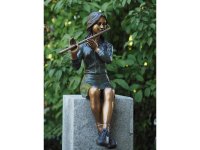 Sitzendes Mädchen beim Flöte spielen aus Bronze