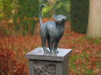 stehende Katzenfigur aus Bronze