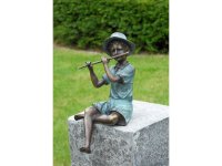 Figur aus Bronze Junge beim Querflöte spielen