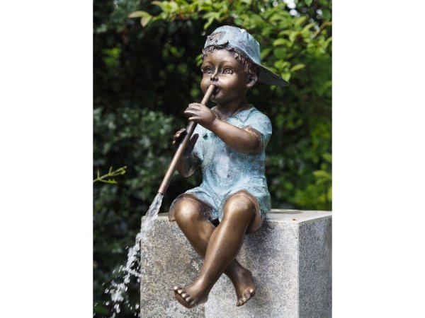 Skulptur aus Bronze Junge beim Flöte spielen mit Wasserspiel