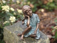 Bronzefigur sitzendes tagträumendes Mädchen