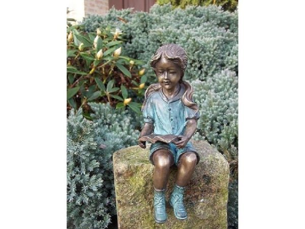 Bronzefigur sitzendes Mädchen mit Zöpfen beim Lesen