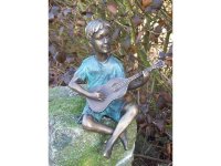 Bronzefigur Junge beim Gitarre spielen