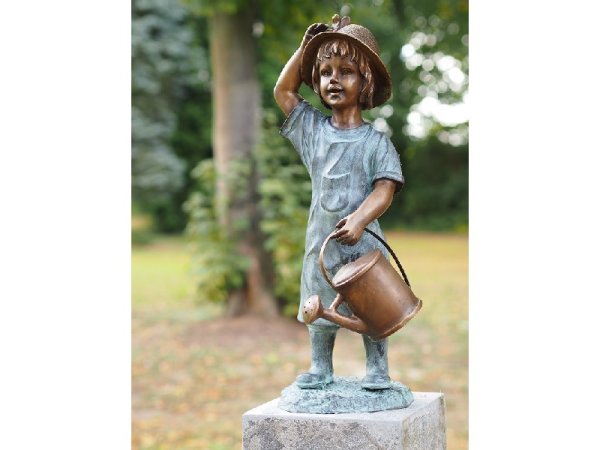 Figur aus Bronze Mädchen mit Gießkanne in der Hand (Wasserspeier)