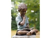Bronzefigur nachdenklicher Junge beim Buch lesen