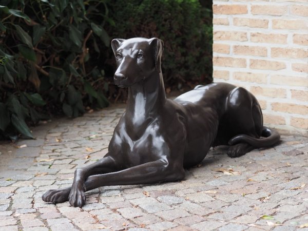 Bronzefigur Windhund (Schwanz und Pfoten überkreuzt rechts