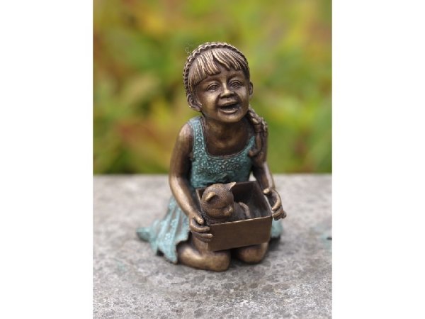 Figur aus Bronze lachendes Mädchen mit kleiner Katze in einem Korb