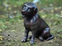sitzende Labrador Welpenfigur aus Bronze
