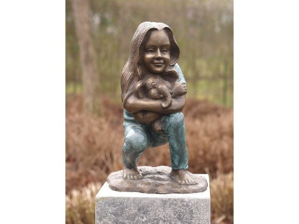 Figur aus Bronze Mädchen in der Hocke kuschelnd mit einem Elefanten