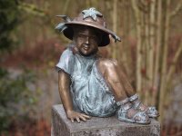 Skulptur aus Bronze sitzendes Mädchen mit Blumenhut