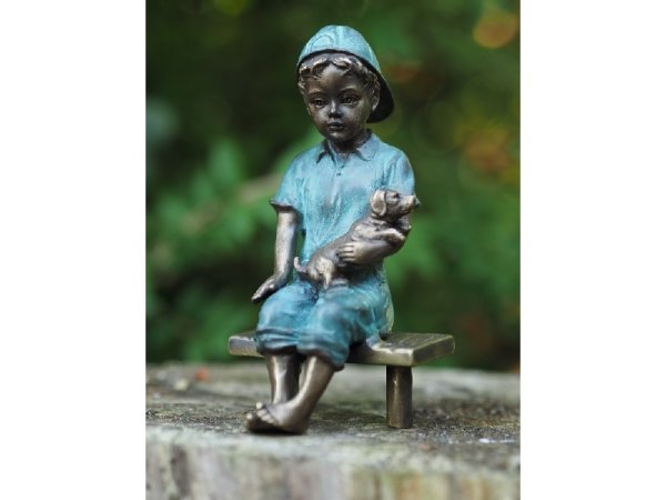 Bronzefigur sitzender Junge auf einer Bank mit kleinem Hund im Arm