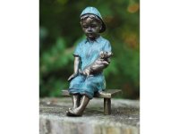 Bronzefigur sitzender Junge auf einer Bank mit kleinem...