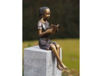 Bronzefigur Mädchen mit Zopf beim lesen
