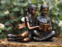 Skulptur aus Bronze Pärchen beim Buch lesen