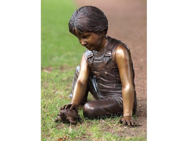 Figur aus Bronze Junge streichelt eine Schildkröte