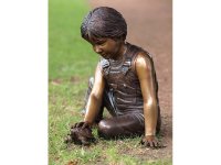 Figur aus Bronze Junge streichelt eine Schildkröte