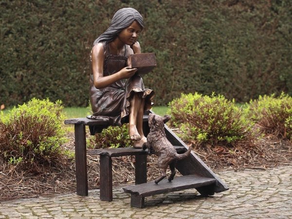 Bronzeskulptur sitzendes Mädchen auf einer Treppe mit Hund und Karte in der Hand
