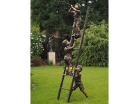 Bronzeskulptur drei kletternde Jungs auf einer Leiter